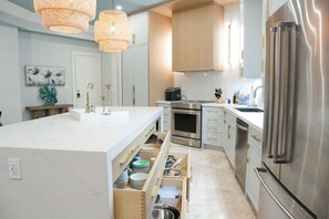 Køleskab, mikrobølgeovn, ovn, kogeplade