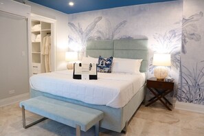 2 slaapkamers, een bureau, een strijkplank/strijkijzer, reisbedje