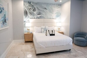 2 chambres, bureau, fer et planche à repasser, lit de bébé portatif