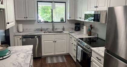 Charming 2-bedroom townhome in delightful New Bern with WiFi, AC