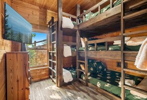 8 makuuhuonetta, silitysrauta/-lauta, ilmainen Wi-Fi, vuodevaatteet