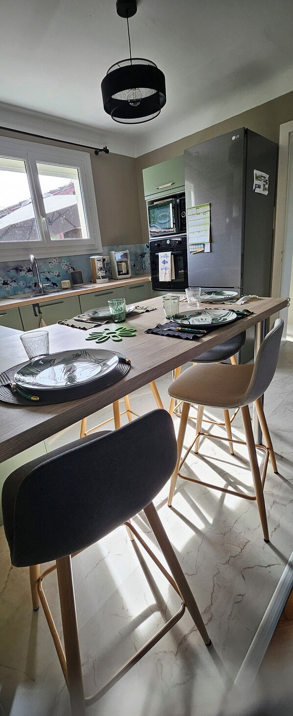 Kjøleskap, mikrobølgeovn, ovn og kokeplater