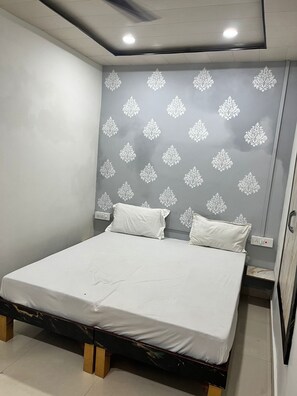 Rollaway beds, free WiFi, bed sheets - Kashi Kutir (Varanasi)
