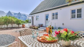 Outdoor dining - Plover Place | Coastal Nr Breakfast Bays Pools (Vermont)