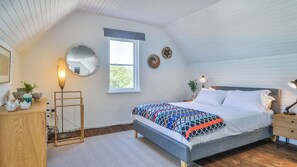 4 bedrooms, desk, iron/ironing board, free WiFi