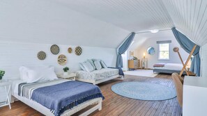 Un dormitorio con cama en literas, una mesita de noche, una lámpara y una alfombra redonda.