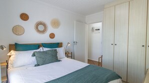 4 bedrooms, desk, iron/ironing board, free WiFi