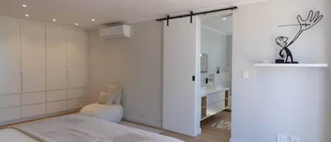 4 bedrooms, desk, iron/ironing board, free WiFi