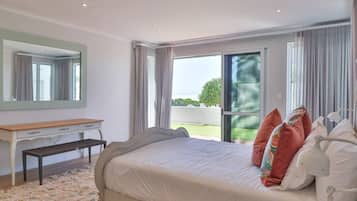 4 bedrooms, desk, iron/ironing board, WiFi (free)
