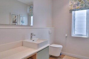 Hair dryer, towels, soap, shampoo - 34 Mossel River 8 | Sleeps 8 | Ocean Views | Pool (Hermanus)