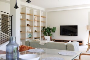 TV connectée, livres, chaîne hi-fi