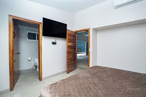 3 bedrooms, in-room safe, desk, travel crib