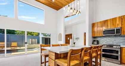 6-Bedroom Tranquil Villas in Potrero — Pool, Jacuzzi & Beaches — Sleeps up to 24