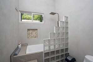 Dusche, Haartrockner, Bidet, Handtücher