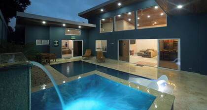 6-Bedroom Tranquil Villas in Potrero — Pool, Jacuzzi & Beaches — Sleeps up to 24