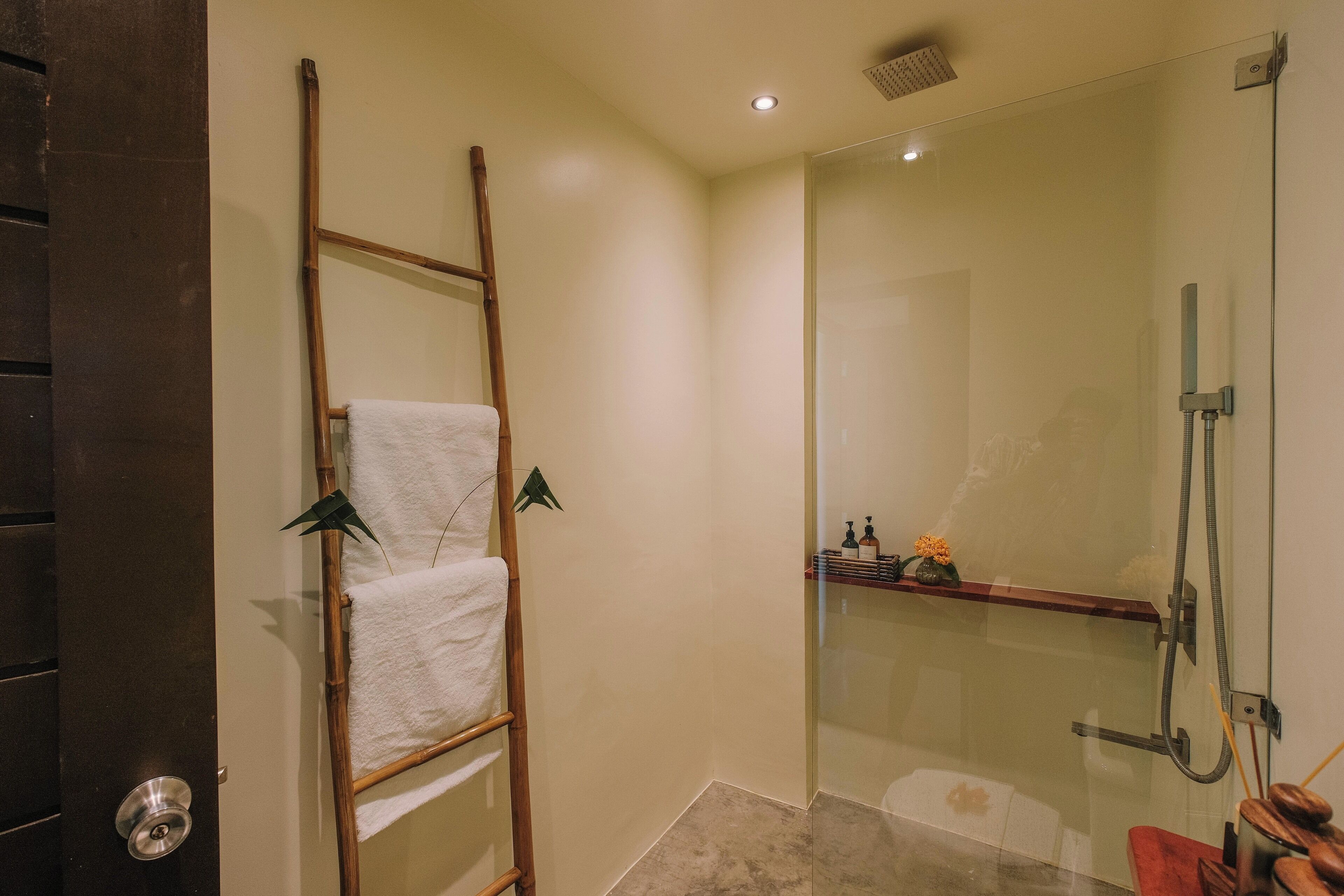 Buồng tắm vòi sen, khăn tắm, xà phòng, dầu gội 