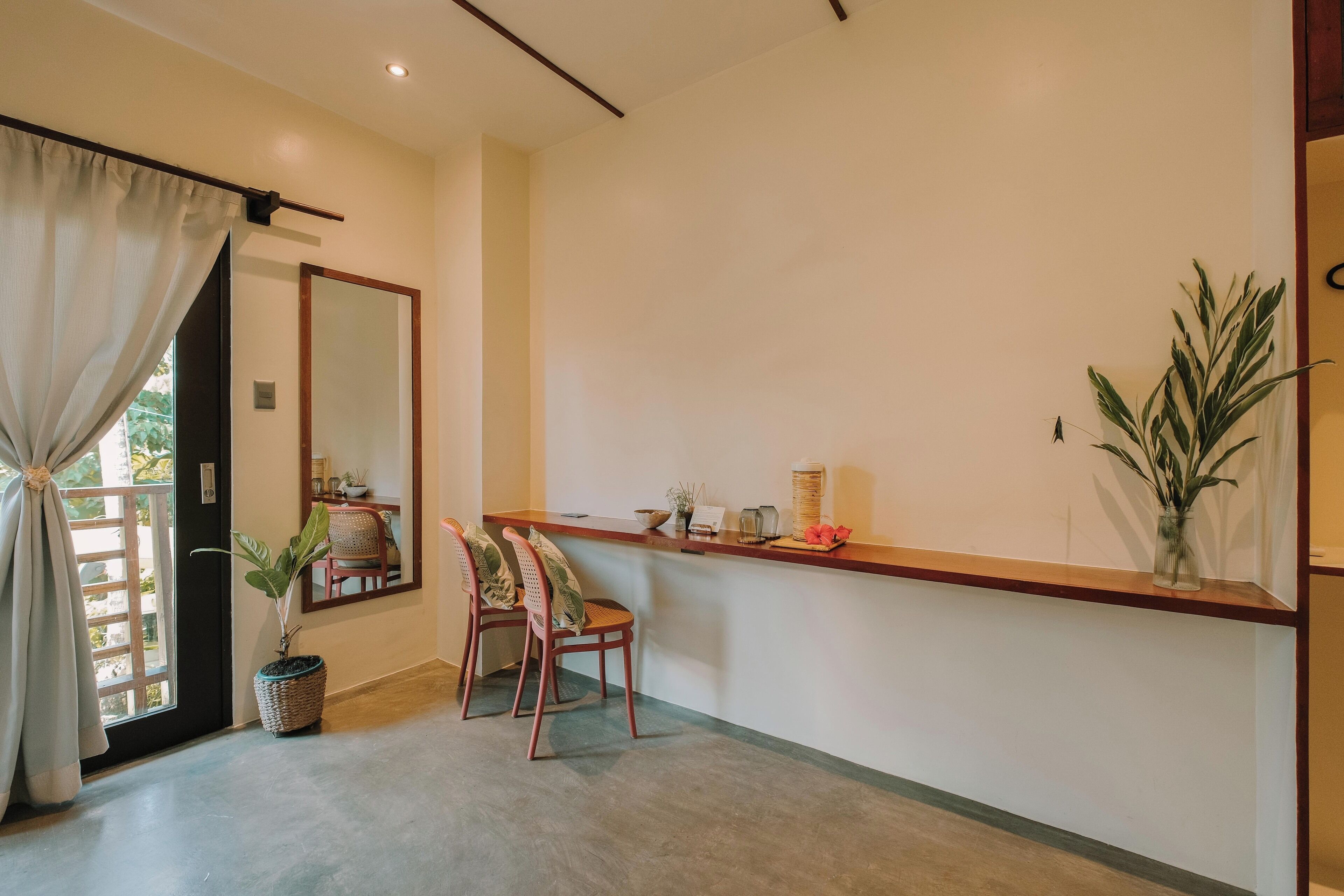 Bàn, truy cập Internet không dây miễn phí, bộ trải giường 