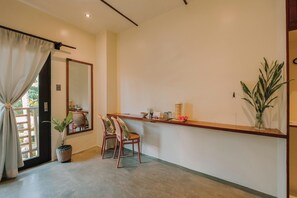 デスク、WiFi (無料)、ベッドシーツ