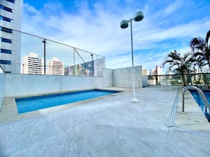 Una piscina cubierta, una piscina al aire libre