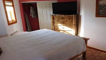 3 bedrooms, desk, iron/ironing board, travel cot