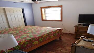 3 bedrooms, desk, iron/ironing board, travel cot