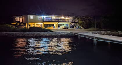 Charming 3-bedroom villa with WiFi, AC in welcoming Marathon