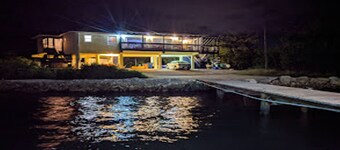 Charming 3-bedroom villa with WiFi, AC in welcoming Marathon