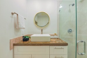 Regadera, secadora de cabello, toallas, papel de baño