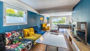 Un salon moderne avec un canapé, une table basse et un fauteuil jaune.