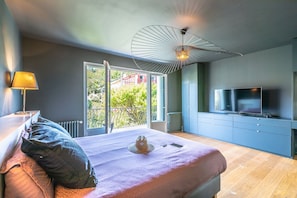 4 bedrooms, iron/ironing board, free WiFi, bed sheets