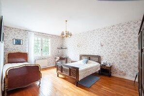 5 bedrooms, iron/ironing board, WiFi, bed sheets