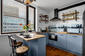 Réfrigérateur, un four, surface de cuisson, lave-vaisselle