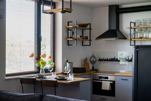 Refrigerador, horno, parrilla de estufa y lavavajillas 