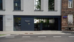Un edificio moderno con un letrero que dice 'moderna' y 'Praska'.