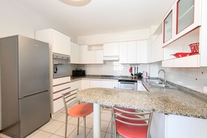 Refrigerador, microondas, horno y lavavajillas 