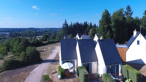 A residential area with houses featuring sloped roofs and a view of a forested landscape. - Apartment in Amboise Near Royal Chateau (Amboise)