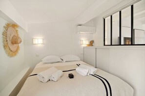 2 bedrooms, laptop workspace, iron/ironing board, bed sheets