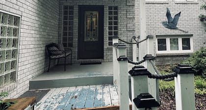 Summer Retreat At The Venice Of Ontario - BBQ, Lake, Firepit - Sleeps 8