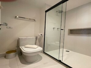 Sèche-cheveux, serviettes fournies, savon, papier toilette