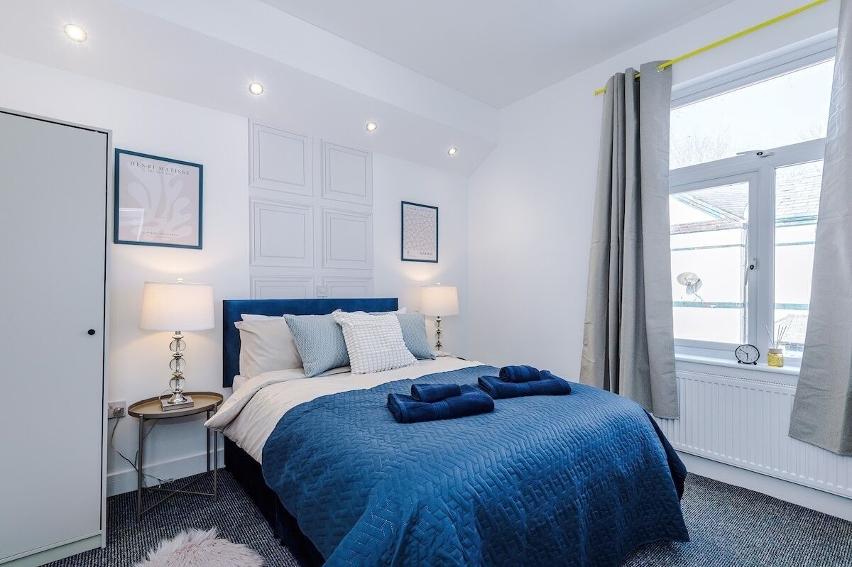 4 soverom, strykejern/-brett, internettilgang og sengetøy