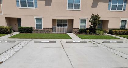 Charming 3-bedroom townhome with WiFi, AC in wonderful Wesley Chapel
