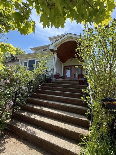 Large 4-bdrm LB house near surf beach w/ movie room, AC, bikes & fitness room