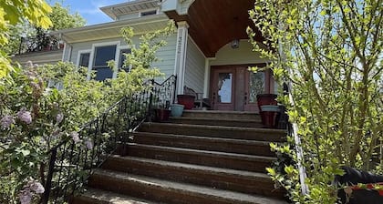 Large 4-bdrm LB house near surf beach w/ movie room, AC, bikes & fitness room