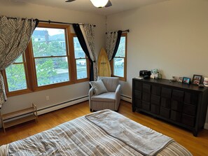 4 bedrooms, iron/ironing board, WiFi, bed sheets