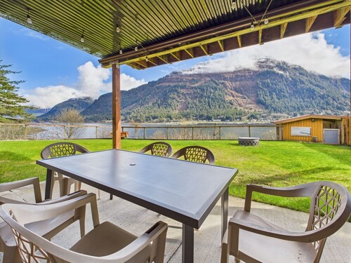 Oceanfront Fire Pit, Decks, Large Yard, Views!
