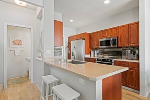 Geladeira, micro-ondas, fogão, cooktop