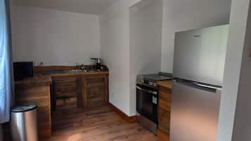 Comfort Studio | Private kitchenette | Microwave, coffee/tea maker, cookware/dishes/utensils