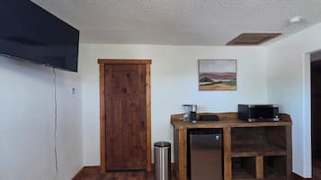 Comfort Room, Hill View | Premium bedding, down comforters, desk, laptop workspace
