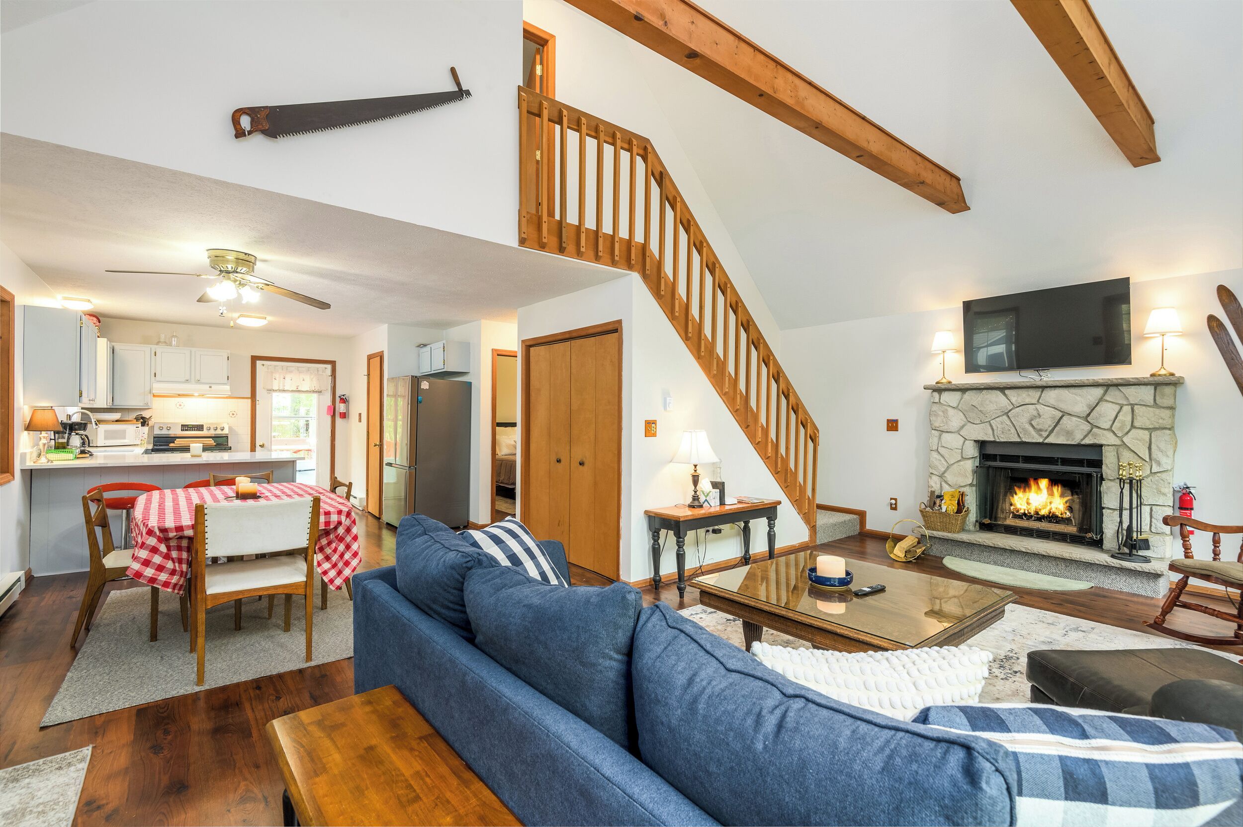 智能電視、壁爐、書籍