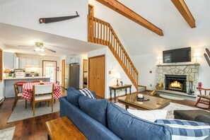 TV connectée, cheminée, livres